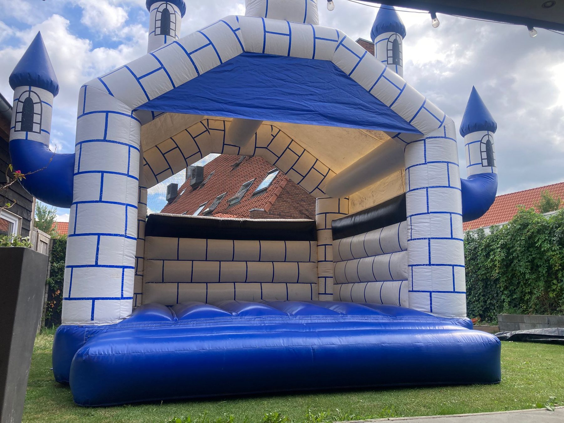 Vooraanzicht kasteel springkussen
